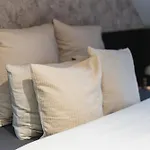 Modern 2 Private Bedrooms In The Heart Of * خنت