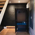 Modern 2 Private Bedrooms In The Heart Of شقة