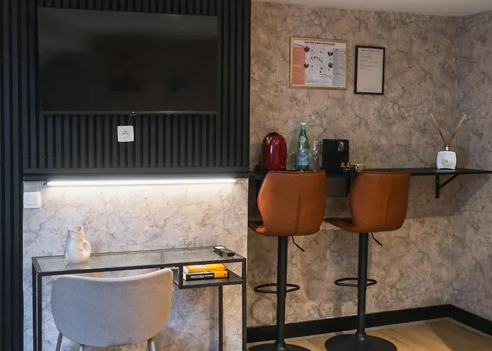 Modern 2 Private Bedrooms In The Heart Of Apartment *