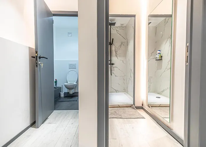 Modern 2 Private Bedrooms In The Heart Of *