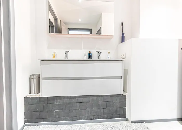 Modern 2 Private Bedrooms In The Heart Of Gand