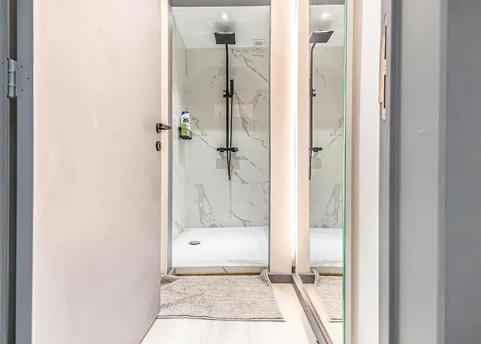 Modern 2 Private Bedrooms In The Heart Of